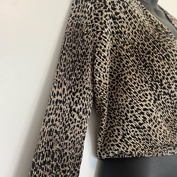 Dynamite V-Neck Wrap Leopard print‎ Crop Summer Long Sleeve Top Women's Size S - Picture 3 of 6